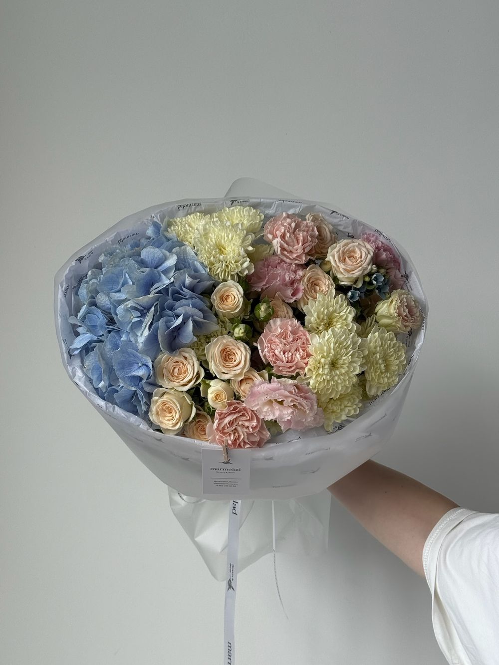 Букет из гортензии, диантусов, хризантемы, лизиантуса и оксипеталума