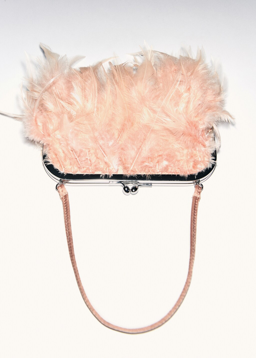 Сумка с перьями и короткой ручкой