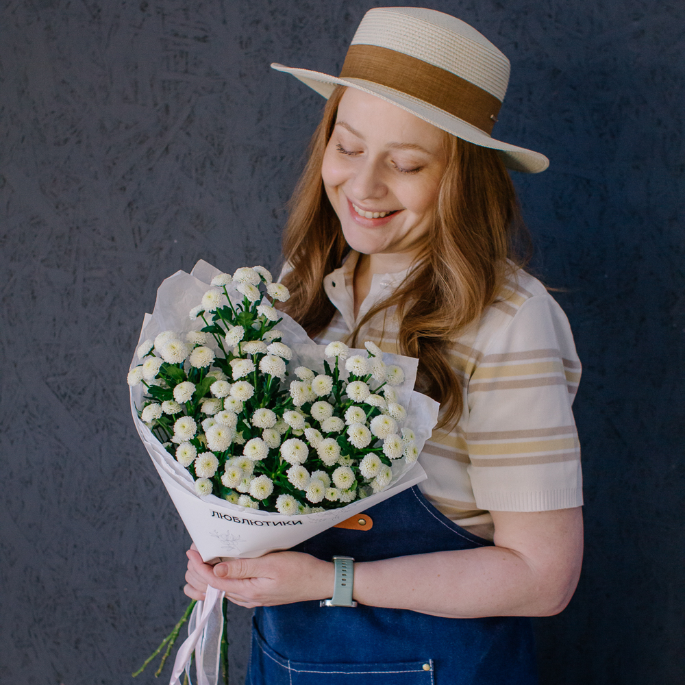 159. Воздушный стойкий моно-букет с хризантемой сантини