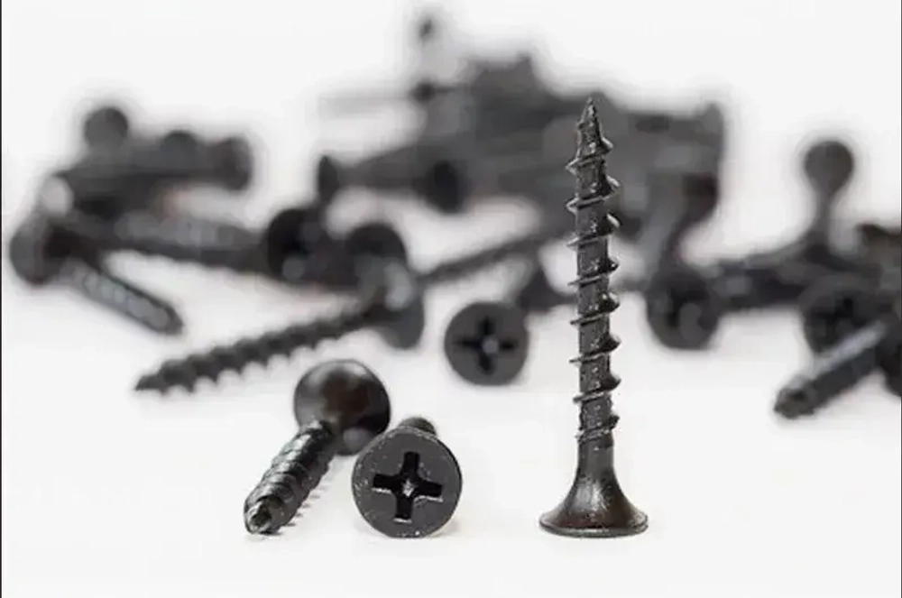 Саморезы чёрные по дереву в кейсе (775 шт.)