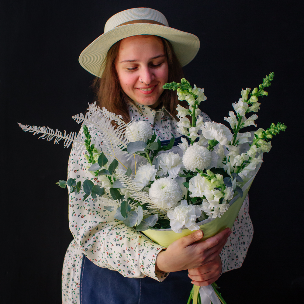 49. Стойкий белоснежный букет в современном стиле