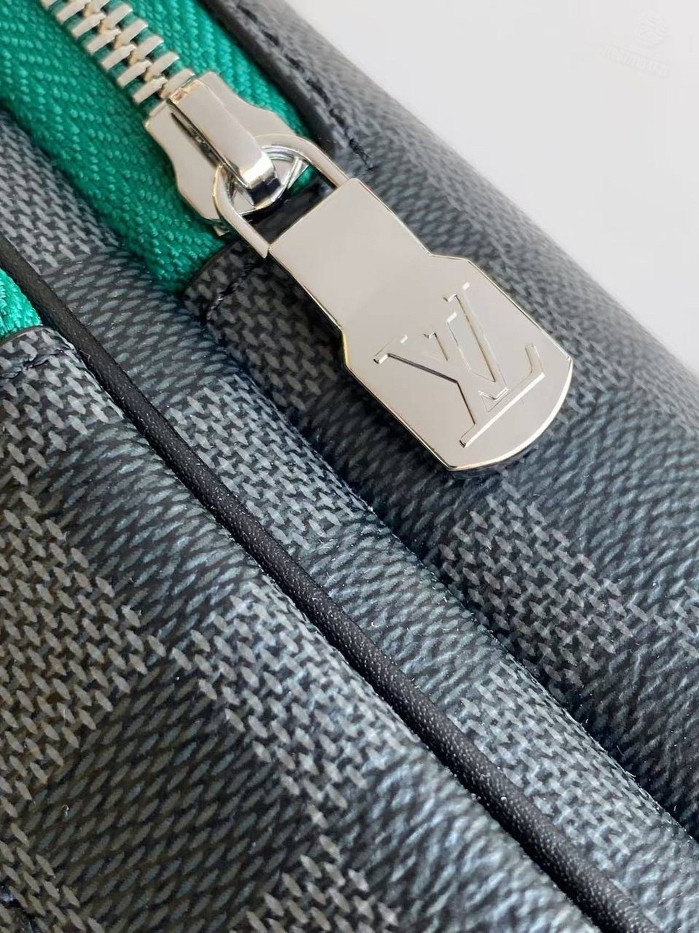 Сумка-слинг Louis Vuitton Avenue