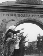 юбилейный книга-альбом "ПОБЕДА ЛЕНИНГРАДА: Из блокады — к весне 45-го. В дневниках, воспоминаниях, фотографиях и документах"