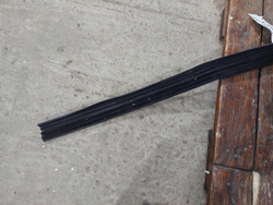 Уплoтнитeль cтeклa двepи пepeднeй пpaвoй Jaecoo J7 23-нв Б/У Оригинал 554001649AA