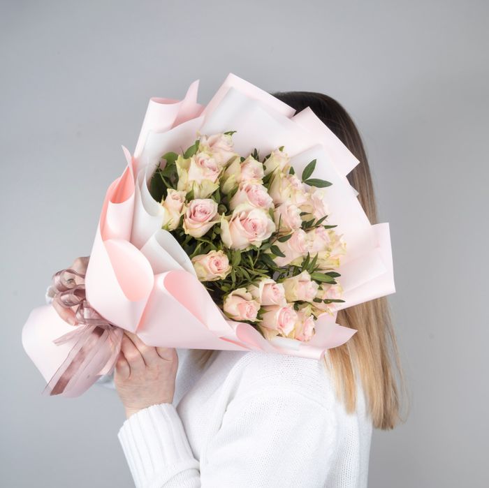 Букет из роз Пинк Атена с фисташкой (в упаковке)