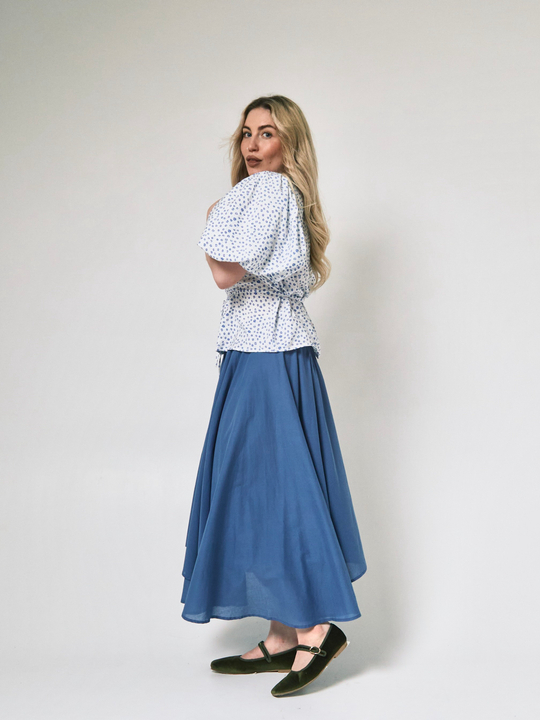 Блузка на пуговицах с рукавами-фонариками, синие цветочки на Айвори