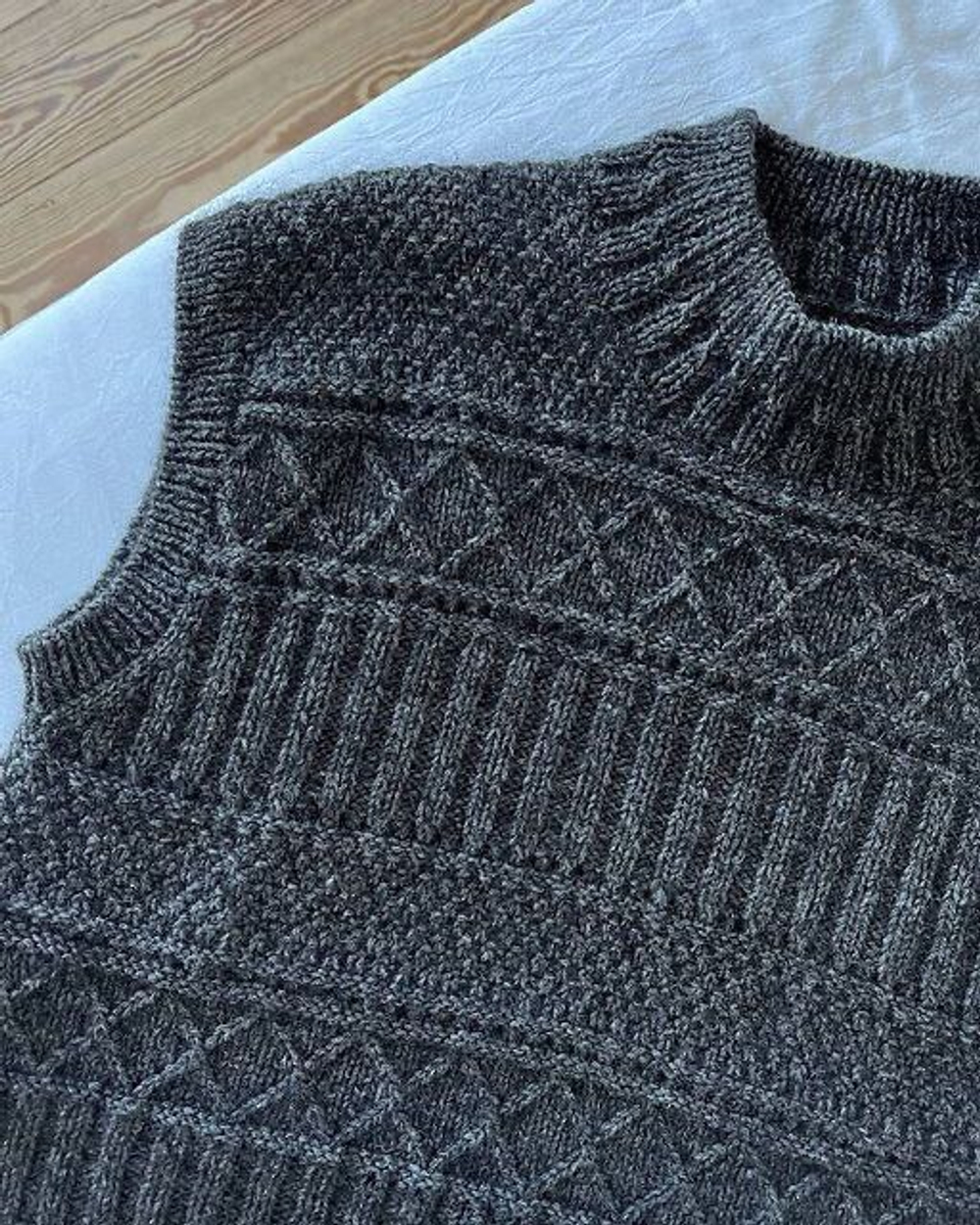 Описание по вязанию жилета спицами "Double"