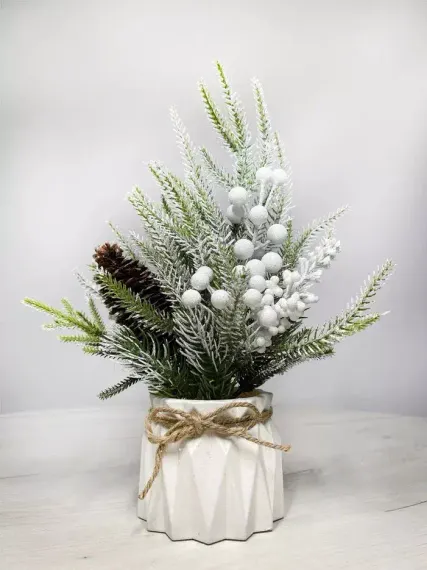 Новогодняя настольная композиция с белыми ягодами и шишкой 35 см., Christmas DeLuxe (89295)