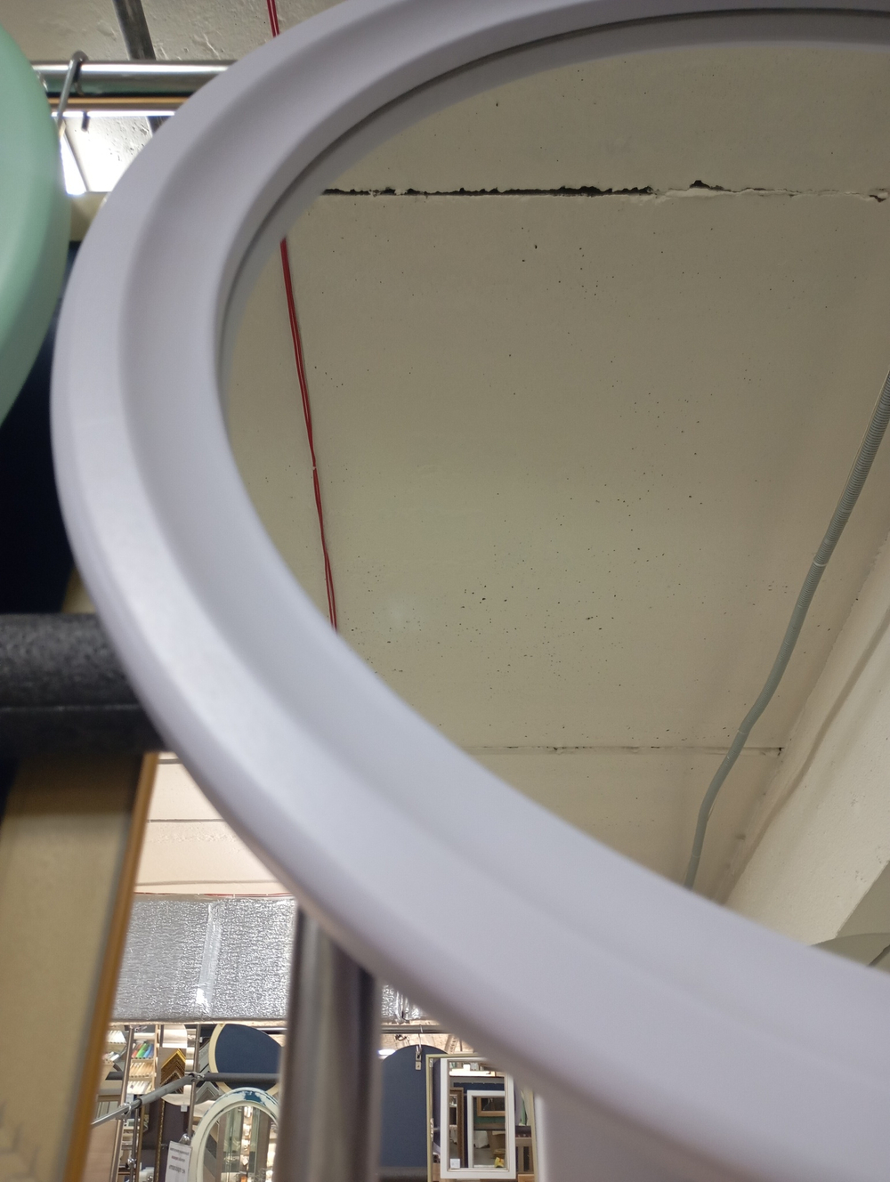 Зеркало круглое в деревянной раме