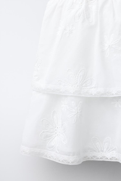 ZARA ПЛАТЬЕ С ВОЛАНАМИ И ВЫШИВКОЙ ЦВЕТОВ, БЕЛЫЙ