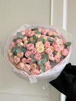 Гранд букет из кустовой пионовидной розы и эвкалипта