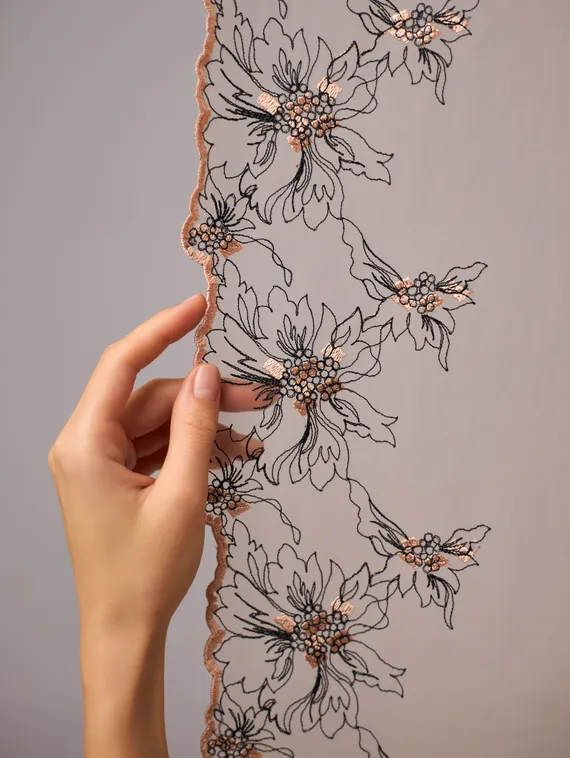 05-163 Вышивка на неэл. сетке 22 см, бежевый, черный, миндаль (левая)