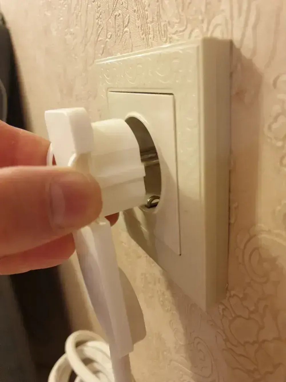 Удлинитель электрический с выключателем плоской потайной вилкой невидимкой (за шкаф) 3 розетки 1.5 метра