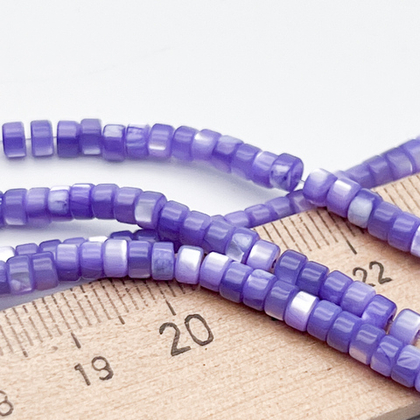 Перламутр тонированный, цвет фиолетовый, размер около 2,5*3,5 мм, цена за отрезок 19 см (1/2 нити)