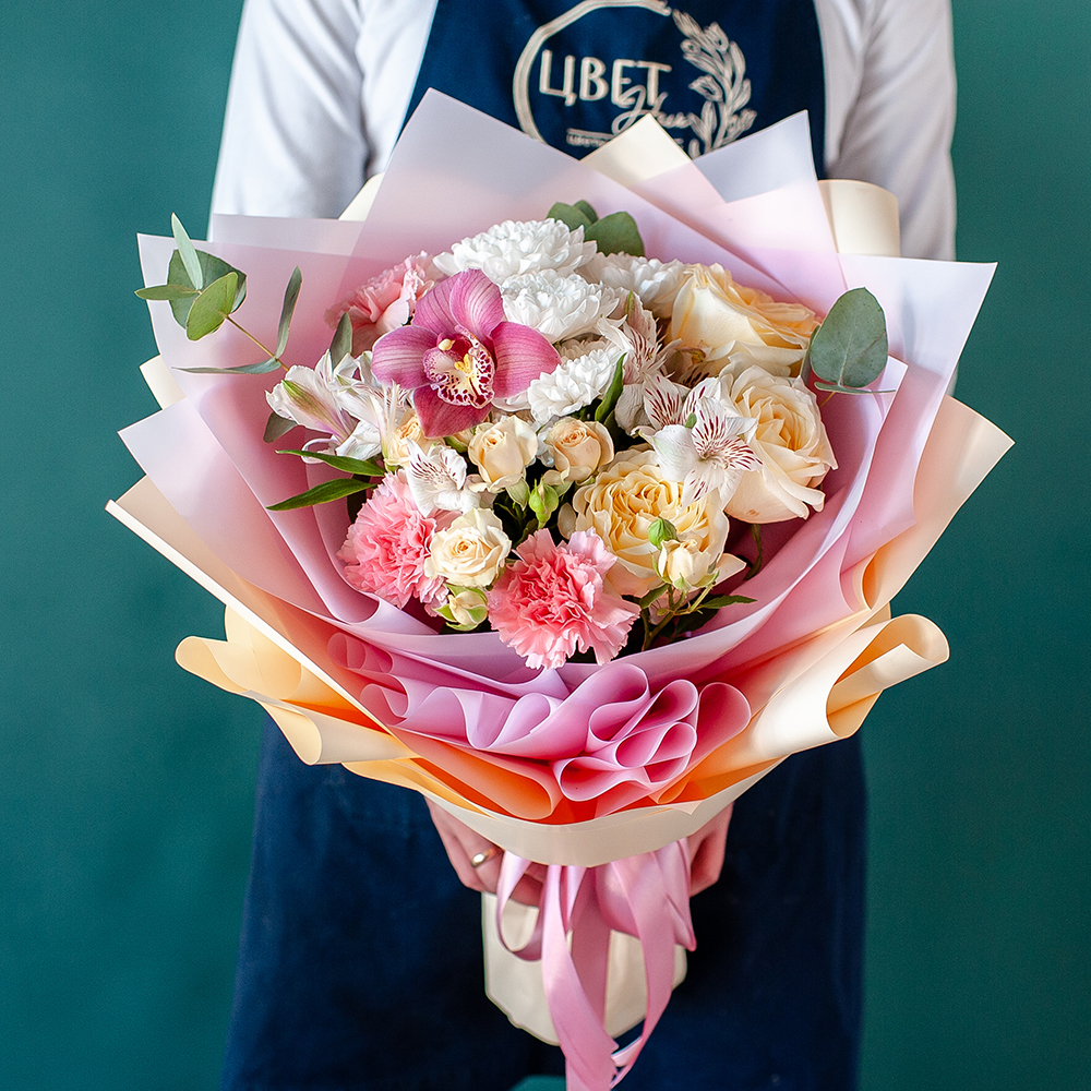 Нежный букет с пионовидной розой и орхидеей