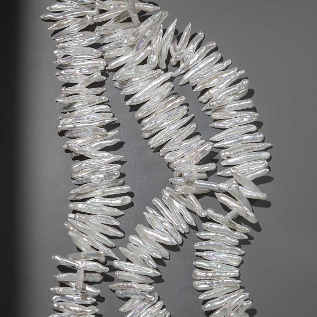 Жемчуг культивированный в форме палочки с боковым центральным отверстием, 24-41*4-5мм