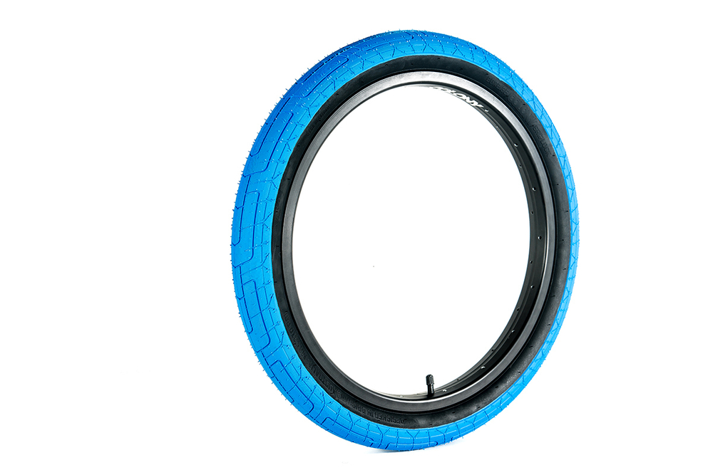 Покрышка 20" Grip Lock Tyre - Steel Bead 20 x 2.2", цвет Blue Tread/Black Wall, арт. I30-109F COLONY