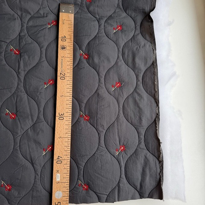 Курточная стежка Красные цветы на графитовом фоне