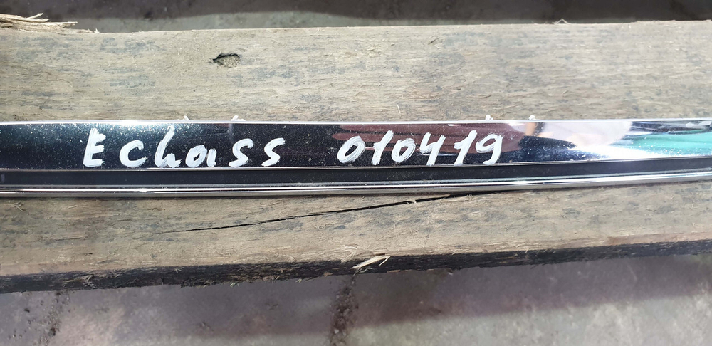 Молдинг решетки радиатора Mercedes E (W213) 16-20 Б/У Оригинал A2138880373