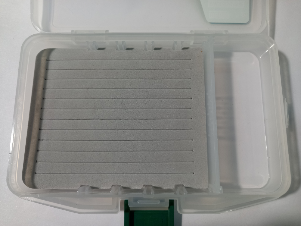 Коробочка для приманок. С пенкой и отсеком. 146*103*23.