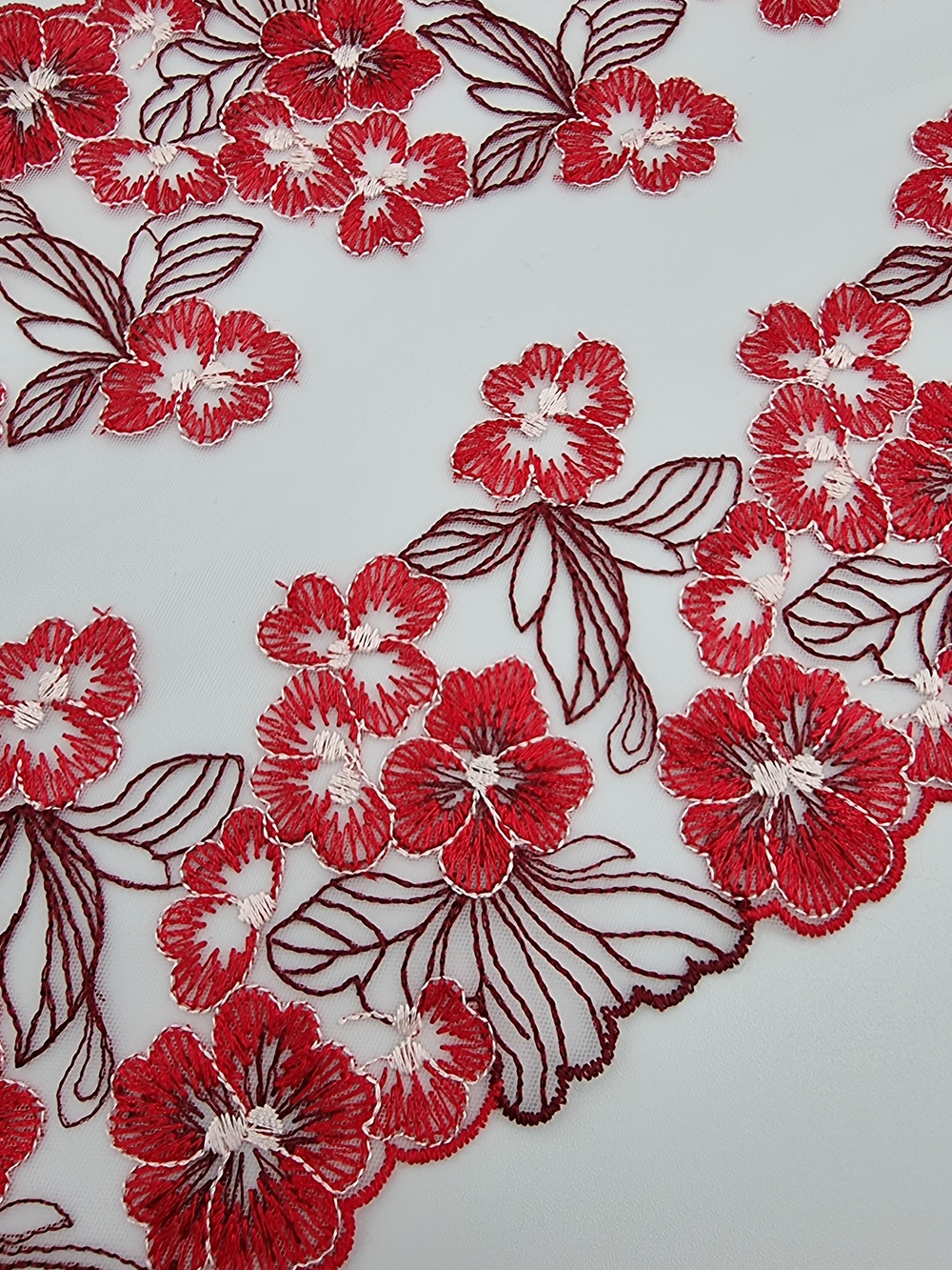 Вышивка на сетке с темно-красными цветами К662