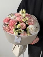 Букет из кустовой пионовидной розы, лизиантуса и хризантемы
