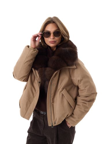Короткая бежевая парка с песцовым воротником