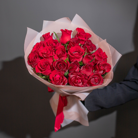 Букет 21 роза Кения 40 см в ленте красные