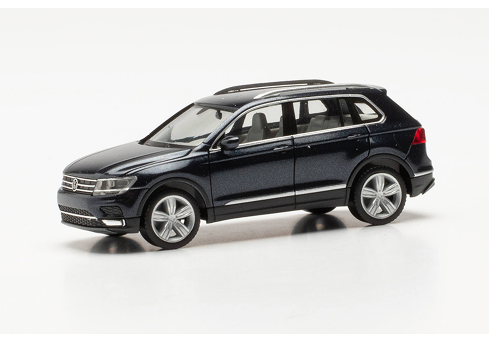 Автомобиль VW Tiguan, пасленовый синий металлик