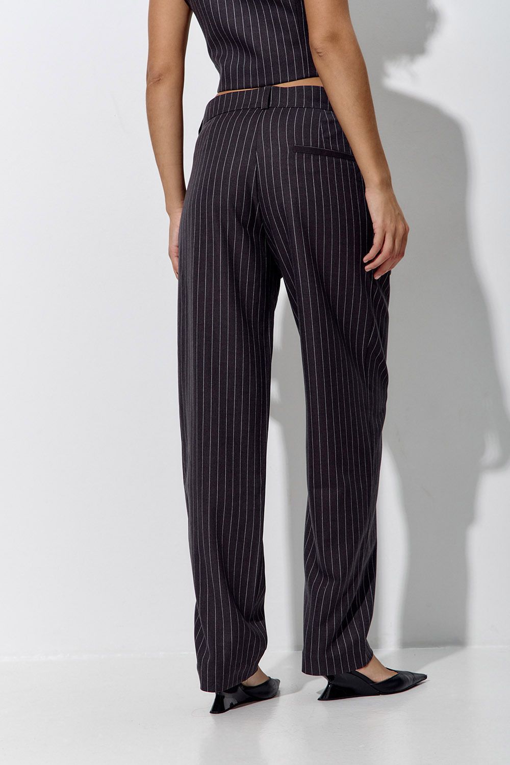 Брюки бананы в полоску темно-серого цвета