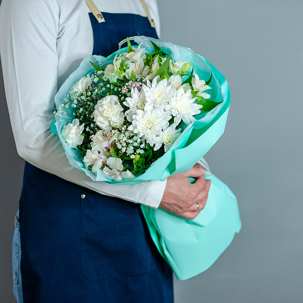 Мятный букет с диантусами и альстромериями