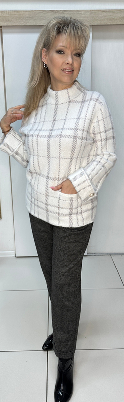 Красивый джемпер с ворсинками в клеточку