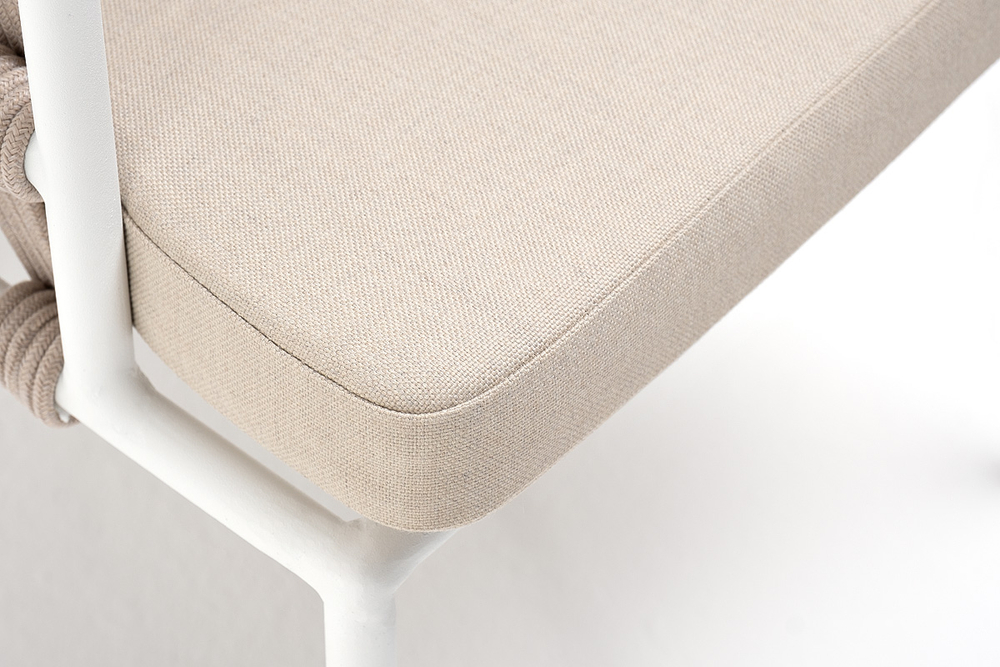 "Диего" стул плетеный из роупа, каркас из стали белый муар, роуп бежевый круглый, ткань бежевая 052