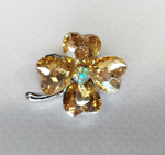 Брошь. Брошка. Клевер-четырехлистник — символ удачи. Цвет янтарный
