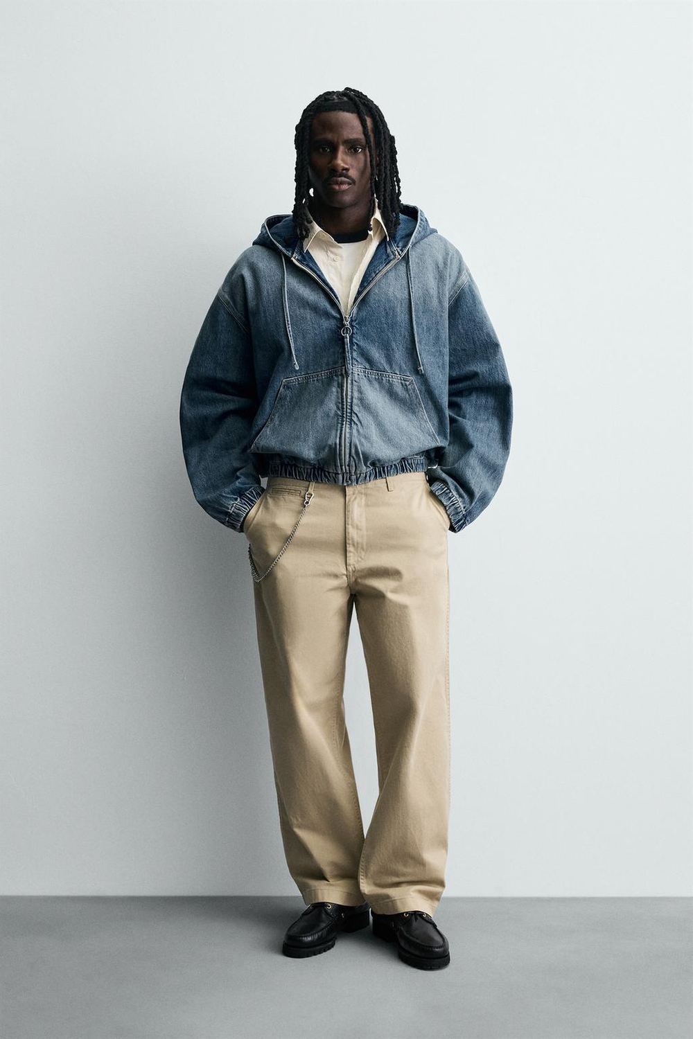 ZARA КУРТКА ИЗ ТКАНИ С ЭФФЕКТОМ ПОТЕРТОСТИ С КАПЮШОНОМ, ВЫЦВЕТШИЙ СИНИЙ