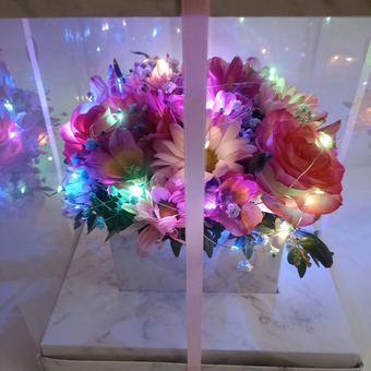 Цветы с гирляндой в коробке Мрамор