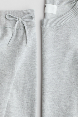 H&M Комплект из мягкого тонкого свитера и брюк, светло-серый