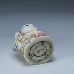 Нэцкэ Ребенок с тыквой горлянкой и табличкой "счастья"