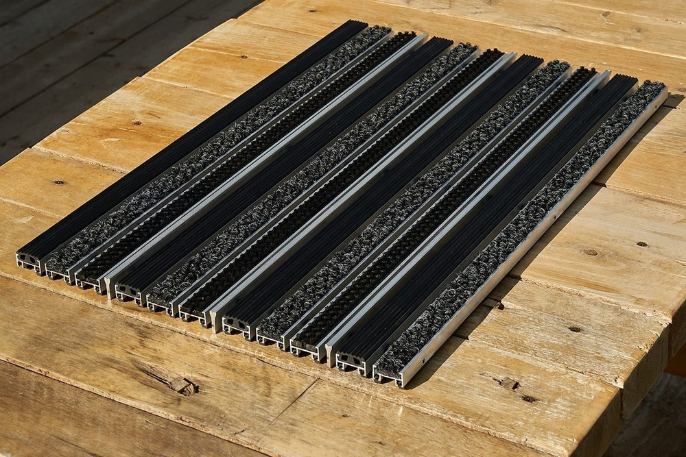 Придверная решетка Gidrolica Step – резина + текстиль + щетка + скребок, 390×590 мм