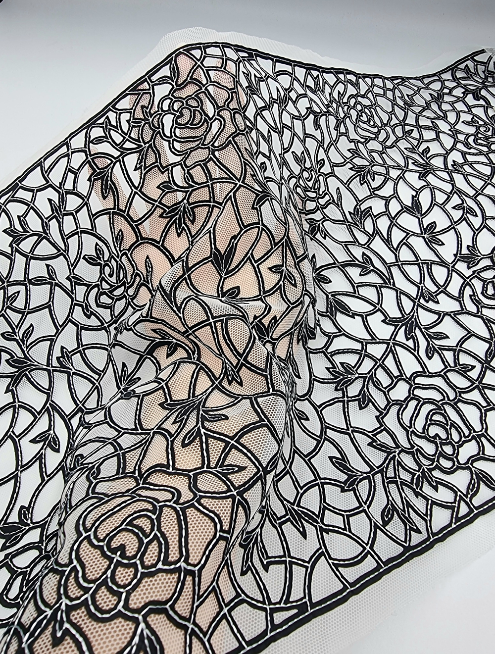 Вышивка на сетке чёрная атласная К695