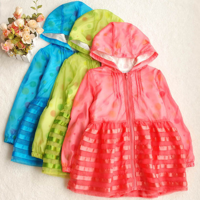 Ветровка с капюшоном и двухслойным подолом с атласными лентами