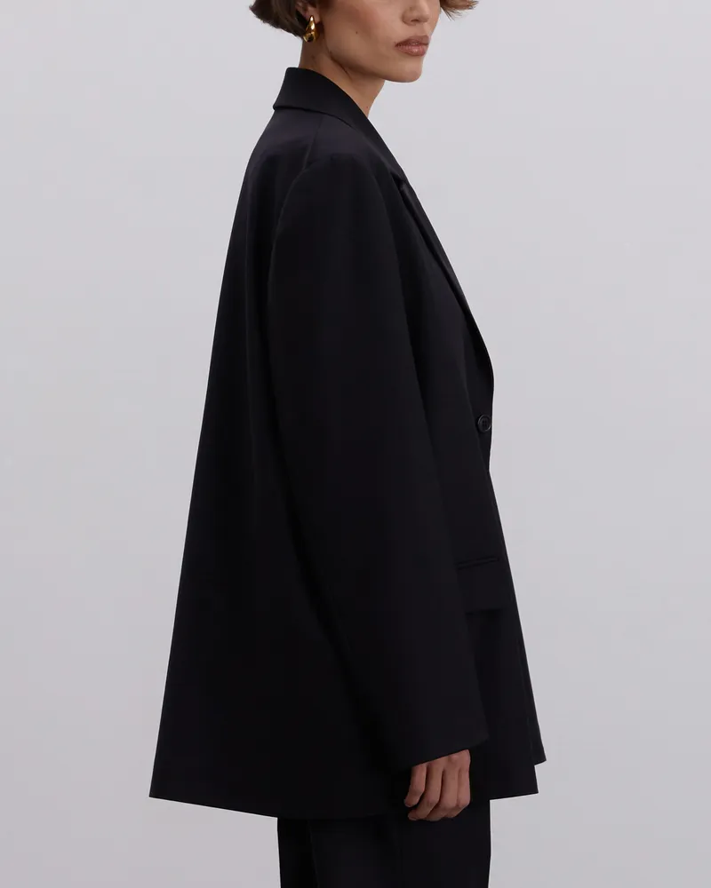 Черный шерстяной жакет с карманами