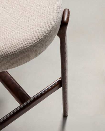 Барный стул Granite из бежевой синели и ясеня с отделкой орех 75 см