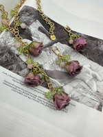 Колье "Роза" бутоны натуральных роз в сиреневом оттенке  и кварцы, оттенок золото