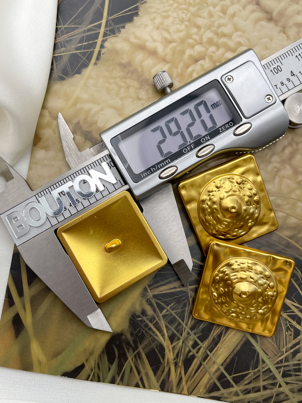 Пуговицы Скиапар. квадратные матовое золото с рельефными деталями