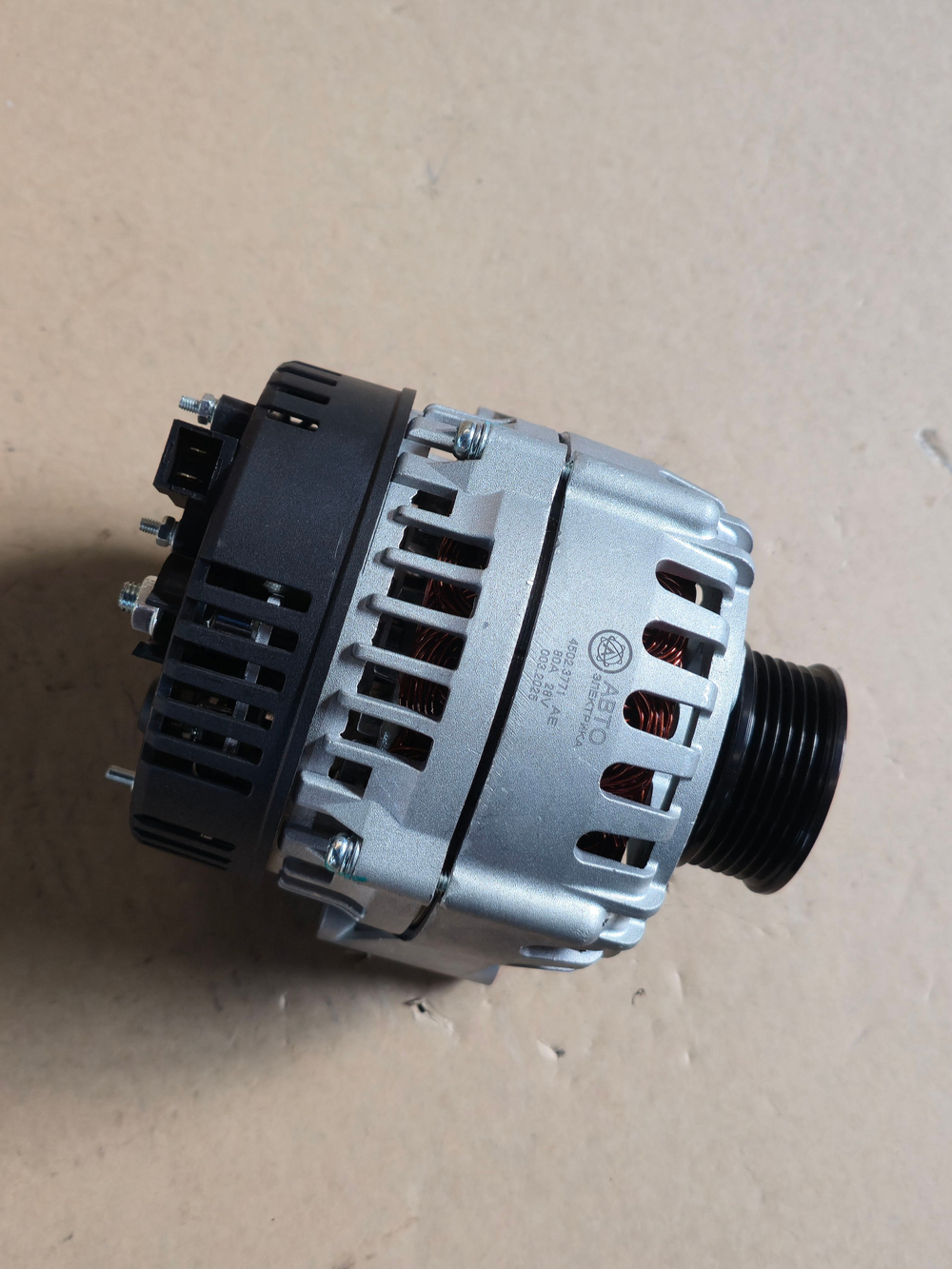 Генератор Камаз, Маз дв.740 ЕВРО-2, ЯМЗ-658 поликлиновой шкив, монокронштейн 28В 75А Автоэлектрика