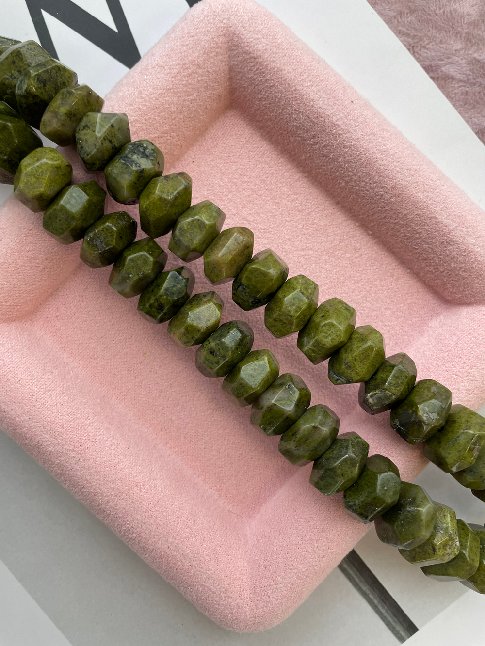 Бусины из нефрита 14х8мм (1 штука)