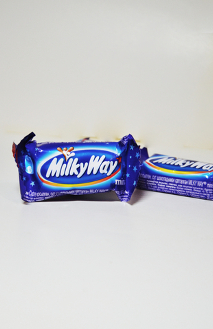 БАТОНЧИК C СУФЛЕ, ПОКРЫТЫЙ МОЛОЧНЫМ ШОКОЛАДОМ MILKY WAY