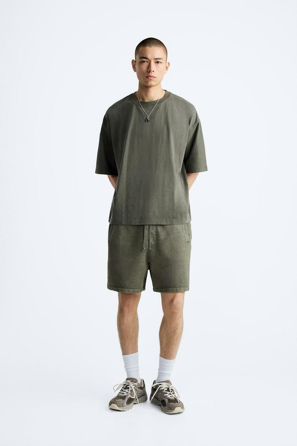 ZARA БАЗОВЫЕ ШОРТЫ-ЧИНОС С ЭФФЕКТОМ ПОТЕРТОСТИ, ЛИНЯЛЫЙ-ЗЕЛЕНЫЙ