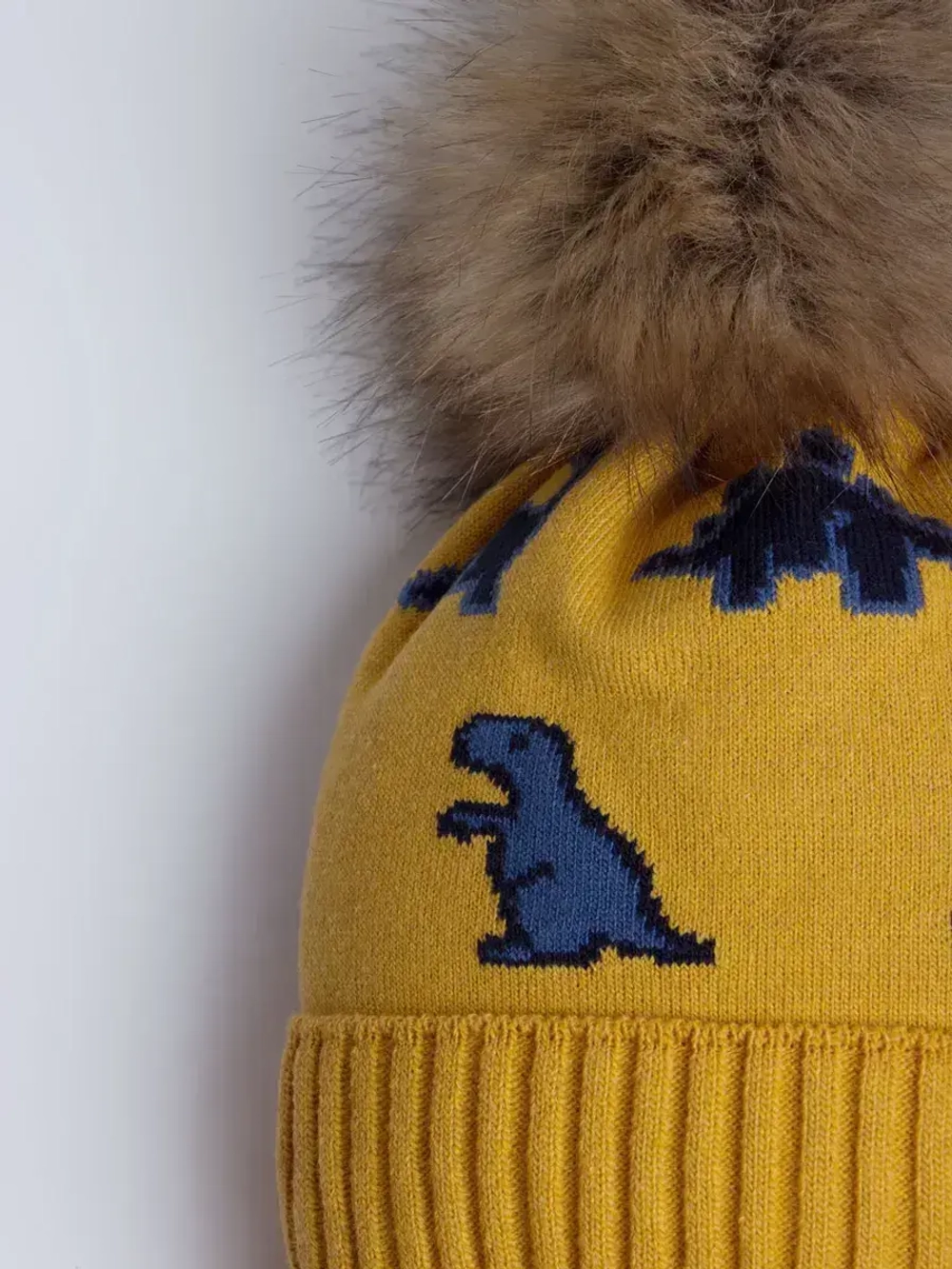 Шапка зимняя для мальчика на завязках и снуд